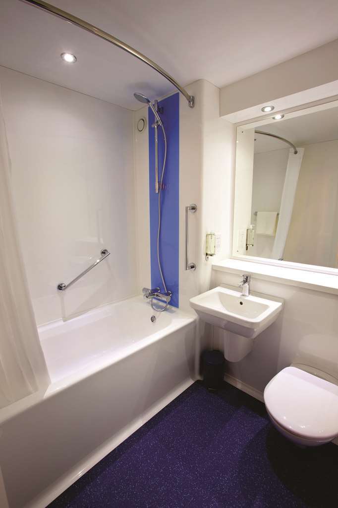 Travelodge Birmingham Кингсвинфорд Номер фото